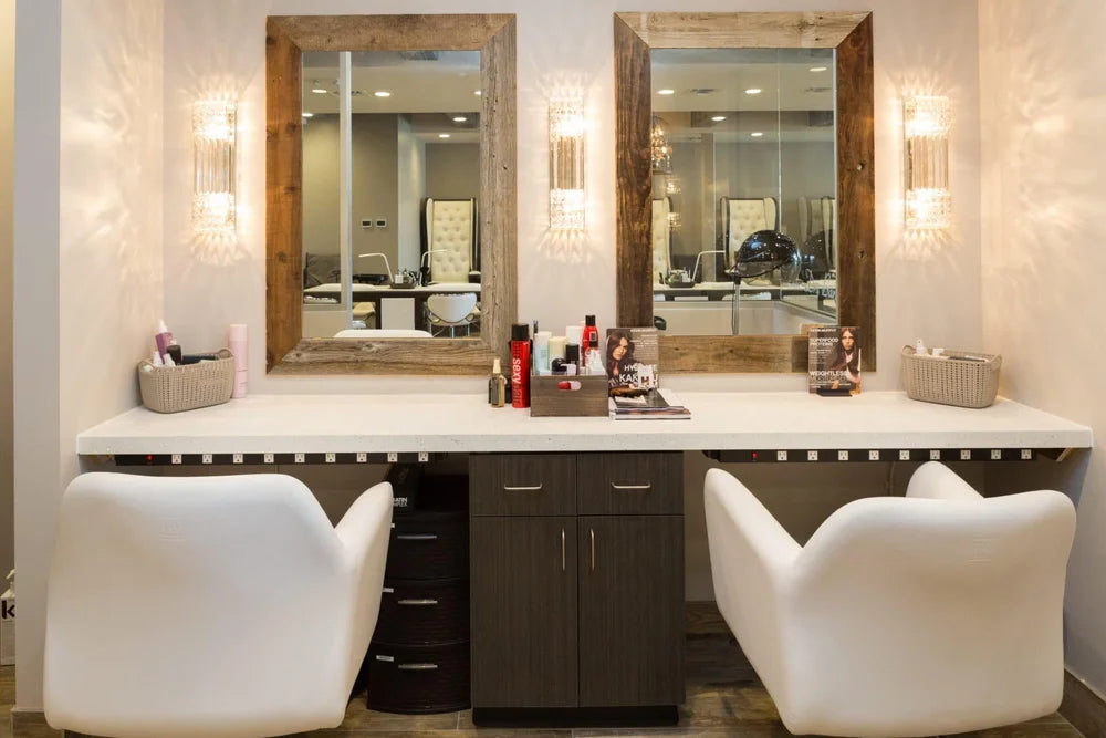 A bright Nail Garden beauty station